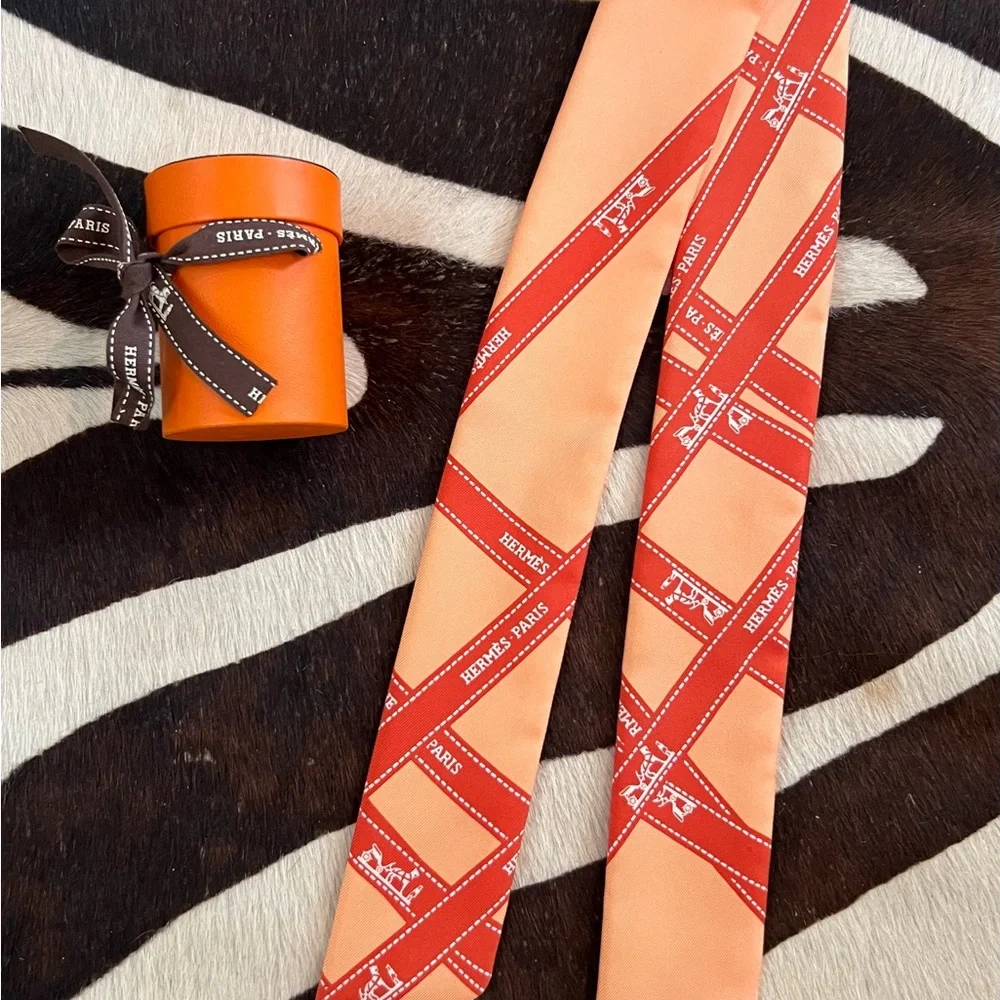 Authentic Vintage Hermes Orange and Light Orange Ribbon Print Twilly - Picture 4 of 5